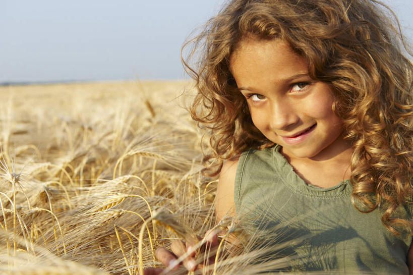 西方人,儿童,一个人,农田,站,笑,摸,微笑,横图,室外,白天,正面,纯洁,庄稼,农作物,欧洲,欧洲人,仅一个女性,仅一个人,抚摸,阴影,服装,光线,影子,云,云朵,棕色,麦田,云彩,注视,休闲装,小孩,衣服,蓝色,白云,蓝天,天空,阳光,天,观察,看,站着,仅一个小孩,休闲,休闲服,可爱,童年,童趣,服饰,晴朗,观看,察看,关注,童真,烂漫,无邪,天真,女孩,女人,女性,白种人,孩子,长发,卷发,晴空,触摸,接触,站立,半身,彩图,耕地,庄稼田,女生