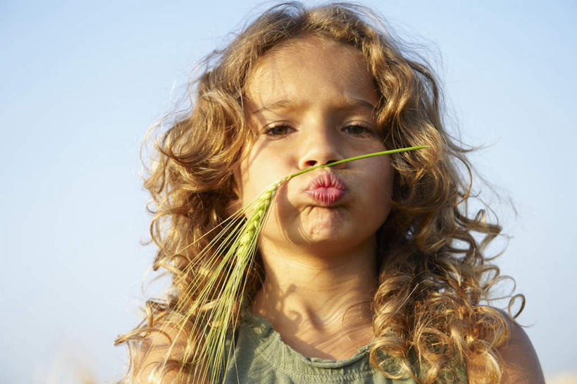 西方人,儿童,脸,头,嘴,脸颊,一个人,农田,站,横图,室外,特写,白天,仰视,纯洁,庄稼,农作物,欧洲,欧洲人,仅一个女性,仅一个人,握,阴影,服装,光线,影子,云,云朵,棕色,拿,麦田,云彩,拿着,注视,休闲装,肩膀,小孩,衣服,蓝色,白云,蓝天,天空,阳光,天,嘟嘴,观察,看,站着,仅一个小孩,休闲,休闲服,撅嘴,可爱,童年,童趣,握着,服饰,晴朗,观看,察看,关注,童真,烂漫,无邪,天真,女孩,女人,女性,白种人,孩子,头部,长发,卷发,脸部,脸蛋,面部,嘴巴,嘴唇,晴空,站立,半身,彩图,低角度拍摄,耕地,庄稼田,女生