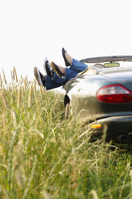 西方人,两个人,夫妻,躺,竖图,室外,白天,侧面,爱情,草地,草坪,植物,汽车,欧洲,欧洲人,一排,阴影,裤子,整齐,光线,影子,跑车,半空,浪漫,牛仔裤,车,草,排列,绿色,天空,阳光,交通工具,天,恩爱,搭,恋人,悬空,搭着,队列,载具,敞篷跑车,卧着,男人,男性,年轻女性,女人,女性,中年男性,白种人,夫妇,情侣,躺着,卧,半身,彩图,伴侣