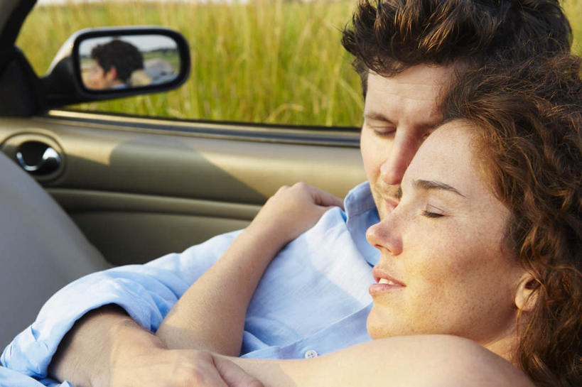 西方人,两个人,夫妻,躺,闭眼,抱,笑,睡,微笑,横图,室外,白天,正面,衬衫,爱情,安全,草地,草坪,植物,镜子,汽车,欧洲,欧洲人,一辆,停靠,阴影,反射,光线,影子,跑车,浪漫,车,草,绿色,阳光,交通工具,恩爱,恋人,后视镜,抱着,镜像,搂着,生命,镜面,载具,敞篷跑车,光学,侧视镜,卧着,男人,男性,年轻女性,女人,女性,中年男性,白种人,夫妇,情侣,闭眼睛,闭着眼,闭着眼睛,困,困觉,搂,搂抱,寝息,睡觉,躺着,卧,半身,彩图,衬衣,伴侣