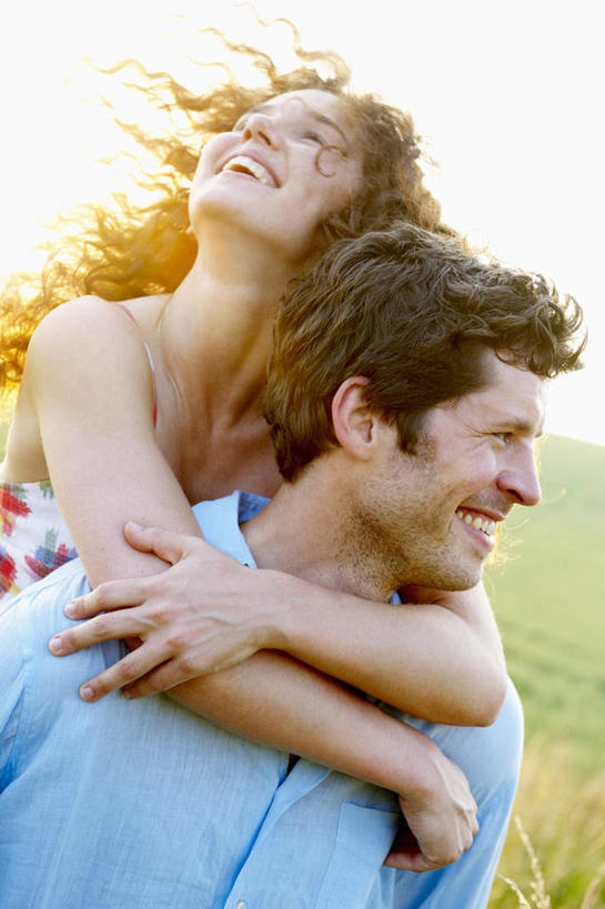 西方人,背,两个人,夫妻,农田,站,抱,笑,微笑,露齿笑,竖图,室外,白天,正面,衬衫,爱情,庄稼,农作物,植物,吊带,欧洲,欧洲人,阴影,花纹,服装,光线,图案,影子,棕色,浪漫,麦田,注视,吊带衫,衣服,绿色,天空,阳光,自然,天,背着,观察,看,站着,恩爱,恋人,服饰,生长,成长,抱着,观看,察看,搂着,衣着,穿着,关注,背负,衣饰,男人,男性,年轻女性,女人,女性,中年男性,白种人,长发,卷发,夫妇,情侣,搂,站立,半身,彩图,眩光,衬衣,耕地,庄稼田,伴侣