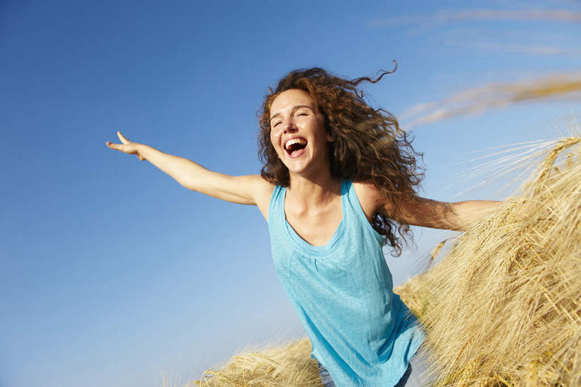 西方人,一个人,农田,站,伸展双臂,笑,微笑,露齿笑,横图,室外,白天,正面,庄稼,农作物,欧洲,欧洲人,仅一个年轻女性,仅一个女性,仅一个人,阴影,服装,裤子,光线,背心,影子,棕色,麦田,注视,牛仔裤,衣服,蓝色,蓝天,天空,阳光,天,观察,看,站着,服饰,晴朗,观看,察看,衣着,穿着,关注,万里无云,衣饰,年轻女性,女人,女性,白种人,长发,卷发,晴空,晴空万里,敞开双臂,伸开双臂,展开双肩,站立,张开手臂,张开双臂,半身,彩图,耕地,庄稼田