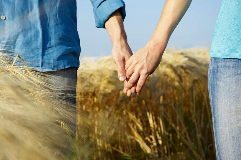 西方人,两个人,夫妻,农田,站,握手,横图,室外,白天,正面,衬衫,爱情,庄稼,农作物,欧洲,欧洲人,阴影,朦胧,模糊,光线,影子,浪漫,麦田,蓝色,蓝天,天空,阳光,天,站着,恩爱,恋人,晴朗,万里无云,男人,男性,年轻女性,女人,女性,中年男性,白种人,夫妇,情侣,晴空,晴空万里,搀手,拉手,手搀手,手拉手,手牵手,手握手,站立,半身,彩图,衬衣,耕地,庄稼田,伴侣