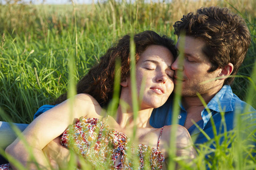 西方人,两个人,夫妻,农田,躺,闭眼,抱,笑,吻,微笑,横图,室外,白天,正面,衬衫,爱情,庄稼,农作物,植物,吊带,欧洲,欧洲人,阴影,花纹,服装,光线,图案,影子,棕色,浪漫,麦田,吊带衫,衣服,蓝色,绿色,阳光,自然,恩爱,恋人,服饰,生长,成长,抱着,搂着,衣着,穿着,衣饰,卧着,男人,男性,年轻女性,女人,女性,中年男性,白种人,长发,卷发,夫妇,情侣,闭眼睛,闭着眼,闭着眼睛,搂,搂抱,亲,亲吻,躺着,卧,半身,彩图,衬衣,耕地,庄稼田,伴侣