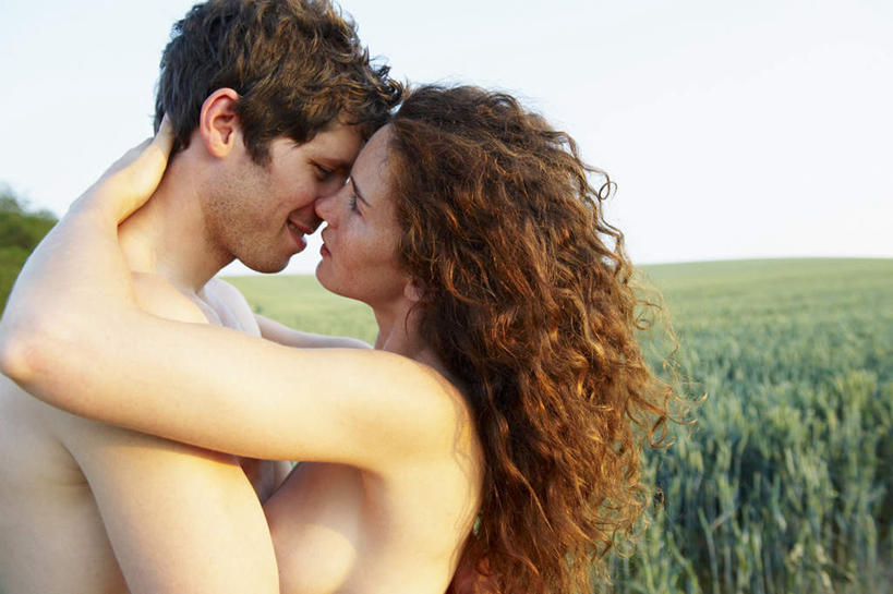 西方人,两个人,夫妻,农田,站,抱,笑,吻,微笑,横图,室外,白天,侧面,爱情,庄稼,农作物,植物,欧洲,欧洲人,阴影,光线,影子,棕色,浪漫,麦田,注视,裸露,相视,绿色,阳光,自然,观察,看,站着,面对面,恩爱,恋人,生长,成长,抱着,观看,对视,察看,互视,搂着,关注,裸,相对,相看,男人,男性,年轻女性,女人,女性,中年男性,白种人,长发,卷发,夫妇,情侣,接吻,搂,搂抱,亲,亲吻,亲嘴,站立,半身,彩图,眩光,耕地,庄稼田,伴侣