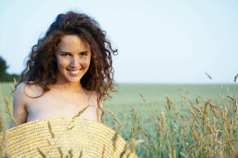 西方人,一个人,农田,站,笑,微笑,露齿笑,横图,室外,白天,正面,庄稼,农作物,草地,草坪,植物,帽子,欧洲,欧洲人,仅一个年轻女性,仅一个女性,仅一个人,握,阴影,光线,草帽,影子,云,云朵,棕色,拿,麦田,云彩,拿着,注视,草,蓝色,绿色,白云,蓝天,天空,阳光,天,观察,看,站着,握着,晴朗,观看,察看,关注,年轻女性,女人,女性,白种人,长发,卷发,晴空,站立,半身,彩图,耕地,庄稼田