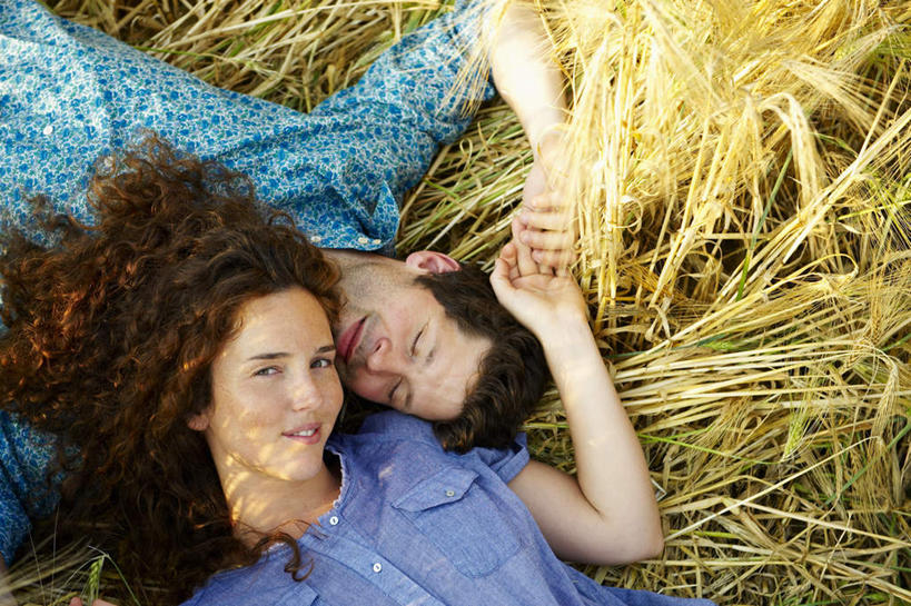 西方人,两个人,夫妻,农田,躺,闭眼,握手,笑,微笑,横图,俯视,室外,白天,衬衫,爱情,庄稼,农作物,欧洲,欧洲人,阴影,服装,丰收,光线,影子,棕色,浪漫,麦田,注视,休闲装,衣服,蓝色,紫色,阳光,观察,看,休闲,休闲服,恩爱,恋人,服饰,收获,观看,察看,关注,卧着,男人,男性,年轻女性,女人,女性,中年男性,白种人,长发,卷发,夫妇,情侣,闭眼睛,闭着眼,闭着眼睛,搀手,拉手,手搀手,手拉手,手牵手,手握手,躺着,卧,半身,彩图,高角度拍摄,衬衣,耕地,庄稼田,伴侣