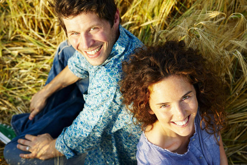 西方人,两个人,夫妻,农田,坐,笑,微笑,露齿笑,横图,俯视,室外,白天,衬衫,爱情,庄稼,农作物,欧洲,欧洲人,阴影,服装,丰收,光线,影子,棕色,浪漫,麦田,注视,休闲装,衣服,蓝色,紫色,阳光,看,靠,靠着,休闲,休闲服,恩爱,恋人,服饰,收获,关注,男人,男性,年轻女性,女人,女性,中年男性,白种人,长发,卷发,夫妇,情侣,抬头,仰头,坐着,半身,彩图,高角度拍摄,衬衣,耕地,庄稼田,伴侣