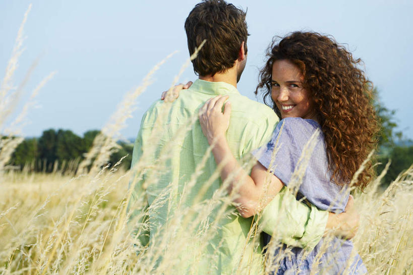 西方人,两个人,夫妻,农田,站,抱,笑,微笑,露齿笑,横图,室外,白天,衬衫,爱情,庄稼,农作物,植物,欧洲,欧洲人,阴影,服装,丰收,光线,影子,棕色,浪漫,麦田,扭头,注视,休闲装,树,树木,背面,衣服,蓝色,绿色,紫色,蓝天,天空,阳光,自然,天,观察,看,站着,转头,休闲,休闲服,恩爱,恋人,服饰,生长,收获,晴朗,成长,抱着,观看,察看,搂着,关注,万里无云,男人,男性,年轻女性,女人,女性,中年男性,白种人,长发,卷发,夫妇,情侣,晴空,晴空万里,搂,搂抱,站立,半身,彩图,衬衣,耕地,庄稼田,伴侣