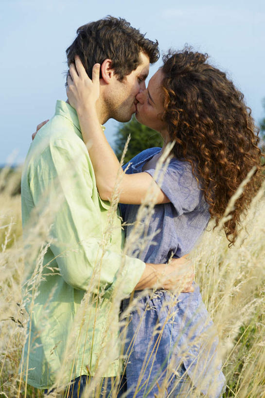 西方人,两个人,夫妻,农田,站,抱,吻,竖图,室外,白天,侧面,衬衫,爱情,庄稼,农作物,植物,欧洲,欧洲人,阴影,服装,丰收,光线,影子,棕色,浪漫,麦田,休闲装,相视,树,树木,衣服,蓝色,绿色,紫色,蓝天,天空,阳光,自然,天,站着,休闲,面对面,休闲服,恩爱,恋人,服饰,生长,收获,晴朗,成长,抱着,对视,互视,搂着,相对,万里无云,相看,男人,男性,年轻女性,女人,女性,中年男性,白种人,长发,卷发,夫妇,情侣,晴空,晴空万里,接吻,搂,搂抱,亲,亲吻,亲嘴,站立,半身,彩图,衬衣,耕地,庄稼田,伴侣