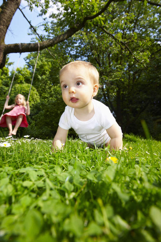 西方人,儿童,两个人,坐,竖图,室外,白天,正面,裙子,婴儿服装,游戏,草地,草坪,植物,欧洲,欧洲人,握,摇摆,阴影,连衣裙,光线,影子,玩,注视,娱乐,草,树,树木,小孩,红色,蓝色,绿色,白色,蓝天,天空,阳光,自然,秋千,天,荡秋千,观察,看,趴着,休闲,握着,生长,晴朗,成长,观看,活动,察看,关注,摇晃,万里无云,男孩,男人,男性,女孩,女人,女性,白种人,晴空,晴空万里,趴,玩耍,嬉戏,坐着,彩图,全身,婴儿服,男生,女生