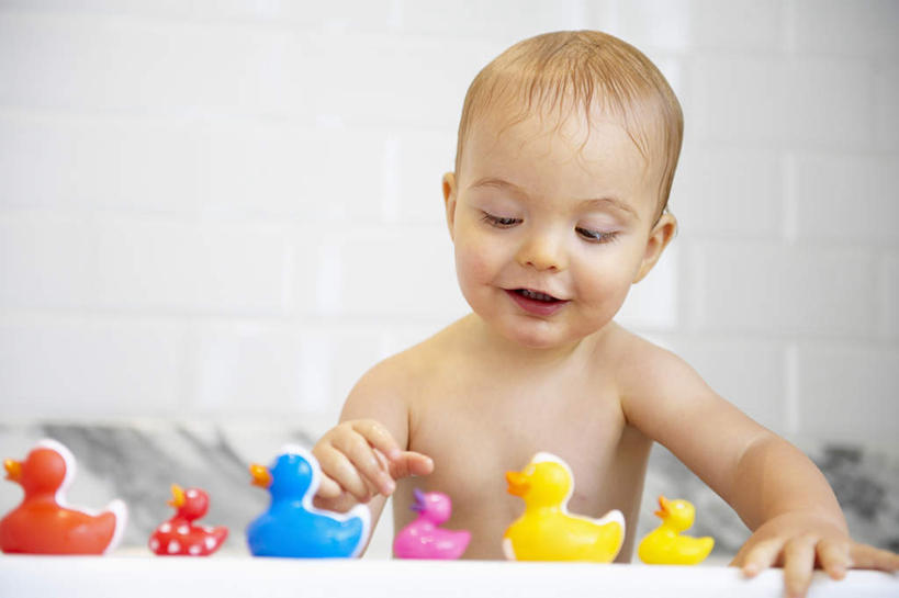 西方人,婴儿,儿童,一个人,坐,笑,摸,微笑,露齿笑,横图,室内,白天,正面,游戏,纯洁,玩具,欧洲,欧洲人,仅一个人,一排,许多,抚摸,整齐,鸭子,瓷砖,墙,玩,注视,娱乐,裸露,墙壁,墙面,排列,小孩,黄色,红色,蓝色,浴缸,观察,看,休闲,金色,橡胶,可爱,益智,活泼,观看,活动,察看,队列,发泄,关注,消遣,智力,宝宝,裸,卫浴设备,橡胶制品,纯真,烂漫,无邪,宣泄,橡胶小鸭,橡皮小鸭,水管装置,伶俐,天真,白种人,孩子,触摸,接触,玩耍,嬉戏,坐着,半身,彩图,短发