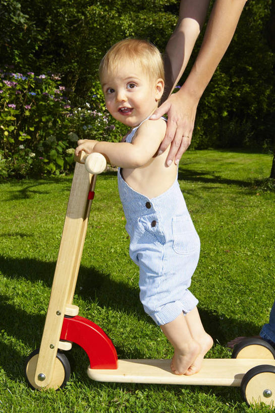 西方人,婴儿,儿童,两个人,家庭,母亲,站,笑,微笑,露齿笑,竖图,室外,白天,侧面,婴儿服装,锻炼,纯洁,运动,草地,草坪,植物,欧洲,欧洲人,阴影,光线,影子,注视,光脚,极限运动,草,树,树木,小孩,绿色,阳光,自然,扶,观察,看,站着,温暖,温馨,一家人,赤脚,滑板车,可爱,母爱,童年,童趣,活泼,生长,成长,滑板,观看,和睦,察看,扶着,关注,宝宝,童真,纯真,烂漫,无邪,母婴,伶俐,体育,天真,年轻女性,女人,女性,白种人,孩子,年轻人,站立,半身,彩图,婴儿服,健身,融洽,滑板运动