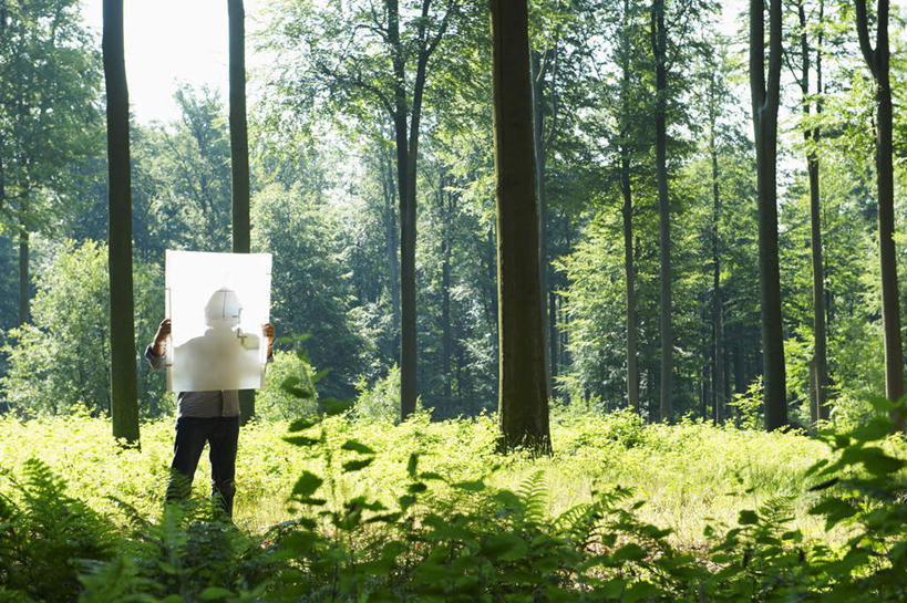 西方人,一个人,站,横图,室外,白天,正面,草地,草坪,植物,欧洲,欧洲人,仅一个男性,仅一个人,仅一个中年男性,握,阴影,光线,图纸,影子,设计图,拿,拿着,草,树,树木,绿色,阳光,自然,站着,握着,生长,成长,工程图,草图,蓝图,男人,男性,中年男性,白种人,设计,站立,彩图,全身