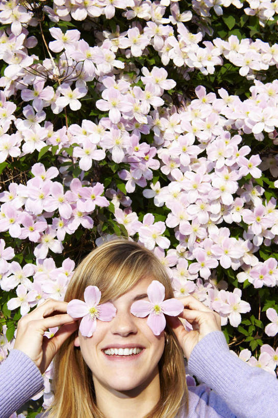 西方人,一个人,躺,闭眼,笑,微笑,露齿笑,竖图,俯视,室外,白天,花海,花圃,植物,叶子,欧洲,欧洲人,仅一个年轻女性,仅一个女性,仅一个人,许多,握,服装,盛开,棕色,拿,花蕾,拿着,休闲装,花,花瓣,花朵,花卉,鲜花,衣服,粉色,绿色,紫色,花丛,花束,花田,花苞,花蕊,休闲,休闲服,握着,遮,遮掩,服饰,掩盖,遮挡,遮盖,掩饰,卧着,年轻女性,女人,女性,白种人,长发,直发,闭眼睛,闭着眼,闭着眼睛,躺着,卧,半身,彩图,高角度拍摄