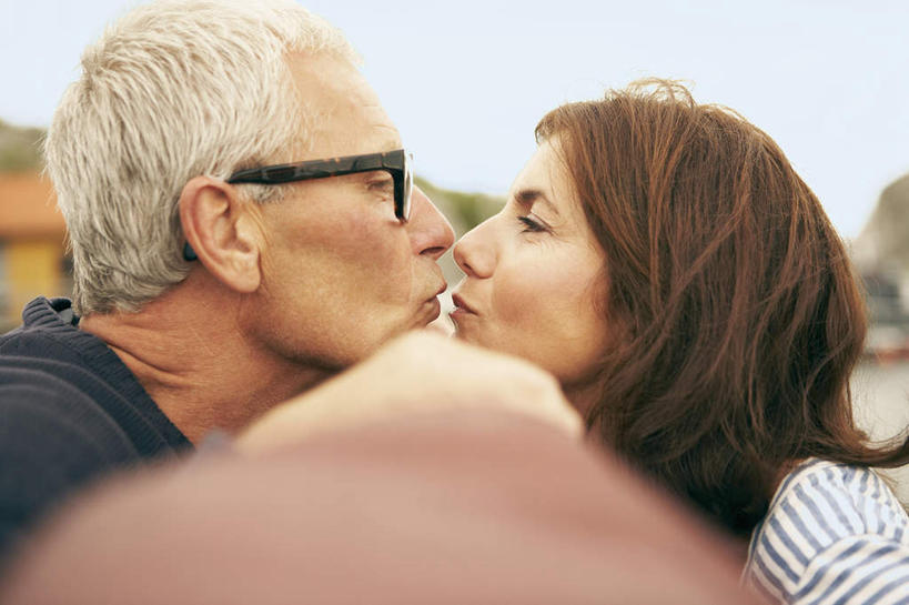 帆船,西方人,中年人,脸,头,脸颊,两个人,家庭,夫妻,站,笑,微笑,露齿笑,横图,室外,特写,白天,侧面,爱情,船,欧洲,欧洲人,一艘,服装,朦胧,模糊,眼镜,浪漫,注视,休闲装,相视,衣服,蓝色,蓝天,天空,交通工具,天,观察,看,行驶,站着,休闲,温暖,温馨,一家人,面对面,休闲服,恩爱,恋人,服饰,晴朗,观看,对视,和睦,察看,互视,关注,载具,相对,近视眼镜,万里无云,相看,男人,男性,女人,女性,中年男性,中年女性,白种人,头部,脸部,脸蛋,面部,夫妇,情侣,晴空,晴空万里,站立,半身,彩图,伴侣,融洽