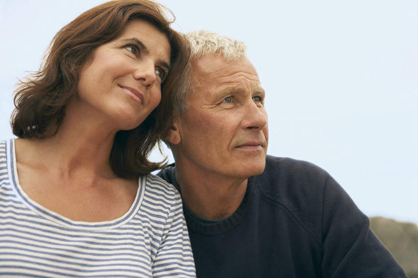 西方人,中年人,脸,头,脸颊,两个人,家庭,夫妻,坐,抱,笑,微笑,横图,室外,特写,白天,正面,爱情,欧洲,欧洲人,条纹,服装,棕色,浪漫,注视,休闲装,肩膀,衣服,蓝色,蓝天,天空,天,观察,看,休闲,温暖,温馨,一家人,休闲服,恩爱,恋人,服饰,晴朗,抱着,观看,和睦,察看,搂着,关注,万里无云,男人,男性,女人,女性,中年男性,中年女性,白种人,头部,卷发,脸部,脸蛋,面部,夫妇,情侣,晴空,晴空万里,搂,搂抱,坐着,半身,彩图,伴侣,融洽