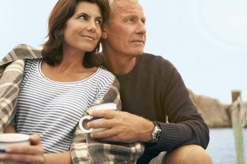 咖啡,西方人,中年人,两个人,家庭,夫妻,码头,坐,抱,笑,微笑,横图,室外,白天,正面,爱情,幸福,港口,杯子,纺织品,欧洲,欧洲人,条纹,服装,装饰,瓷器,方格,格子,毛毯,毯子,柱子,棕色,咖啡杯,陶瓷制品,浪漫,注视,休闲装,娱乐,饮料,纺织,衣服,蓝色,蓝天,天空,垫子,天,观察,看,享受,休闲,温暖,温馨,一家人,休闲服,恩爱,放松,乐趣,恋人,服饰,晴朗,抱着,观看,华丽,修饰,点缀,和睦,察看,提神,舒适,搂着,关注,瓷杯,醒脑,缆绳,万里无云,系船柱,缆绳桩,缆绳柱,系缆桩,衬托,美观,雅致,雅观,软饮料,男人,男性,女人,女性,中年男性,中年女性,白种人,卷发,夫妇,情侣,晴空,晴空万里,搂,搂抱,坐着,半身,彩图,摆渡口,埠头,渡口,渡头,港湾,海港,货运码头,口岸,商港,伴侣,融洽