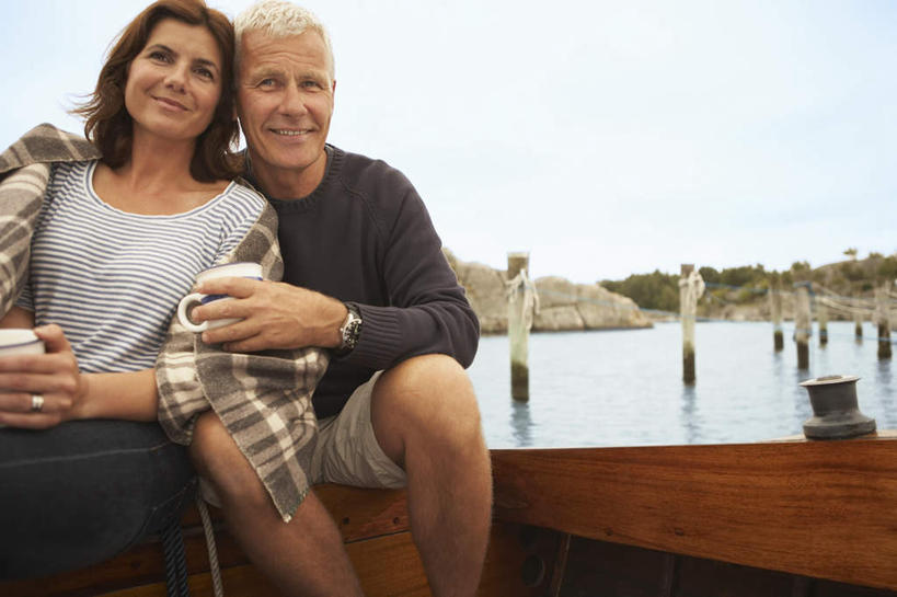 帆船,咖啡,西方人,中年人,两个人,家庭,夫妻,码头,坐,抱,笑,微笑,横图,室外,白天,正面,爱情,幸福,港口,船,杯子,纺织品,欧洲,欧洲人,条纹,服装,装饰,瓷器,方格,格子,毛毯,毯子,柱子,棕色,咖啡杯,陶瓷制品,浪漫,注视,休闲装,娱乐,饮料,纺织,衣服,蓝色,蓝天,天空,垫子,交通工具,天,观察,看,享受,休闲,温暖,温馨,一家人,休闲服,恩爱,放松,乐趣,恋人,服饰,晴朗,抱着,观看,华丽,修饰,点缀,和睦,察看,提神,舒适,搂着,关注,载具,瓷杯,醒脑,缆绳,万里无云,系船柱,缆绳桩,缆绳柱,系缆桩,衬托,美观,雅致,雅观,软饮料,男人,男性,女人,女性,中年男性,中年女性,白种人,卷发,夫妇,情侣,晴空,晴空万里,搂,搂抱,坐着,半身,彩图,摆渡口,埠头,渡口,渡头,港湾,海港,货运码头,口岸,商港,伴侣,融洽