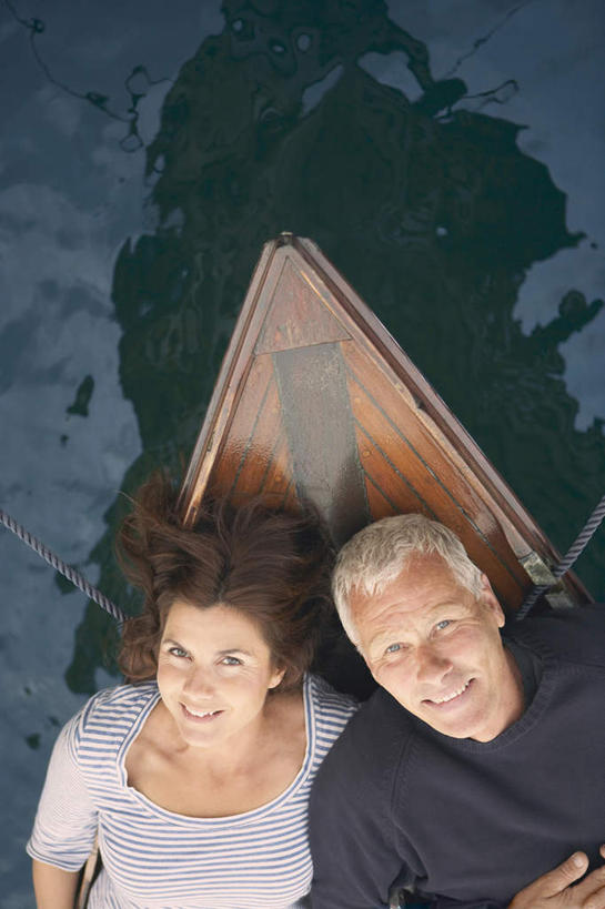 帆船,西方人,中年人,两个人,家庭,夫妻,躺,笑,微笑,露齿笑,竖图,俯视,室外,白天,爱情,湖,湖泊,水,船,欧洲,欧洲人,一艘,波纹,服装,湖面,水流,水面,涟漪,浪漫,注视,休闲装,衣服,水纹,交通工具,波浪,湖水,观察,看,行驶,休闲,温暖,温馨,一家人,休闲服,恩爱,恋人,服饰,观看,甲板,和睦,察看,关注,载具,水晕,卧着,男人,男性,女人,女性,中年男性,中年女性,白种人,夫妇,情侣,躺着,卧,半身,彩图,高角度拍摄,伴侣,融洽