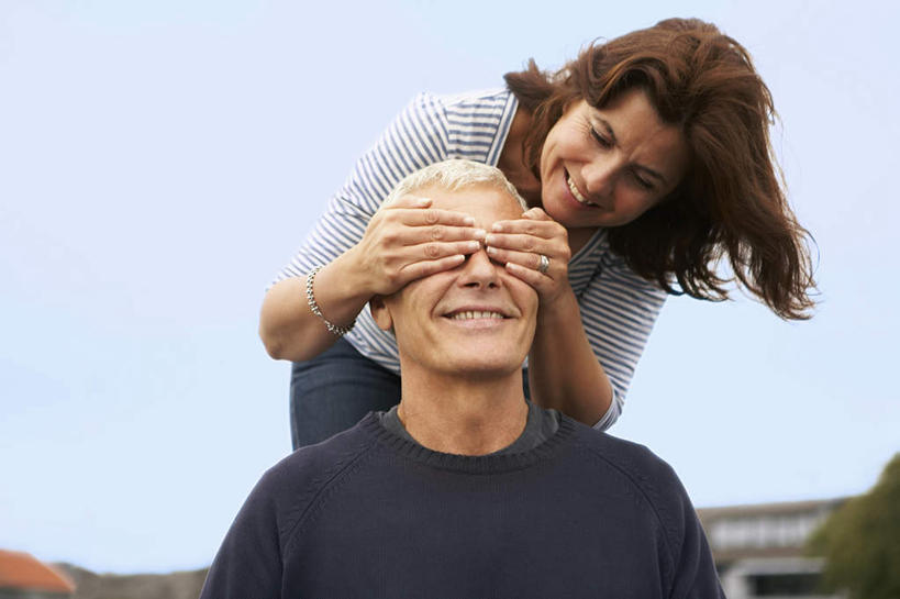 西方人,中年人,两个人,家庭,夫妻,站,坐,笑,微笑,露齿笑,横图,室外,白天,仰视,爱情,欧洲,欧洲人,弯腰,阴影,服装,光线,影子,棕色,浪漫,注视,休闲装,衣服,蓝色,蓝天,天空,阳光,天,观察,看,站着,休闲,温暖,温馨,一家人,休闲服,恩爱,捂,遮,遮掩,恋人,服饰,晴朗,观看,和睦,察看,掩盖,遮挡,关注,遮盖,万里无云,弯身,掩饰,男人,男性,女人,女性,中年男性,中年女性,白种人,卷发,夫妇,情侣,晴空,晴空万里,站立,坐着,半身,彩图,低角度拍摄,伴侣,融洽