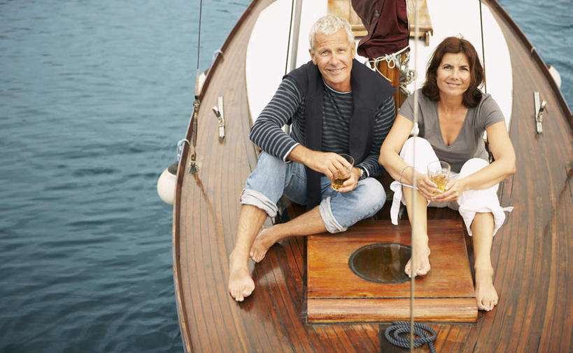 帆船,啤酒,西方人,中年人,两个人,家庭,夫妻,坐,笑,微笑,露齿笑,横图,俯视,室外,白天,爱情,湖,湖泊,水,船,杯子,欧洲,欧洲人,一艘,停靠,握,阴影,波纹,服装,朦胧,模糊,光线,眼镜,影子,湖面,水流,水面,涟漪,酒类,浪漫,拿,拿着,注视,休闲装,光脚,玻璃制品,酒,饮料,衣服,水纹,阳光,绳子,水杯,交通工具,波浪,湖水,观察,看,靠,靠着,休闲,温暖,温馨,一家人,赤脚,休闲服,恩爱,握着,恋人,服饰,观看,绳索,甲板,和睦,察看,关注,停泊,载具,缆绳,近视眼镜,水晕,男人,男性,女人,女性,中年男性,中年女性,白种人,夫妇,情侣,玻璃杯,坐着,彩图,高角度拍摄,全身,伴侣,融洽