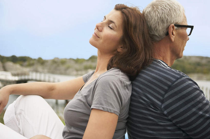 西方人,中年人,两个人,家庭,夫妻,坐,闭眼,笑,微笑,横图,室外,白天,侧面,爱情,安全,草地,草坪,植物,道路,路,欧洲,欧洲人,阴影,服装,光线,眼镜,影子,云,云朵,小路,交通,浪漫,云彩,依靠,休闲装,草,树,树木,衣服,蓝色,绿色,白云,蓝天,天空,阳光,自然,天,倚靠,背靠背,休闲,温暖,温馨,一家人,休闲服,恩爱,背对背,恋人,服饰,生长,晴朗,成长,和睦,近视眼镜,信任,男人,男性,女人,女性,中年男性,中年女性,白种人,夫妇,情侣,晴空,闭眼睛,闭着眼,闭着眼睛,坐着,半身,彩图,伴侣,融洽