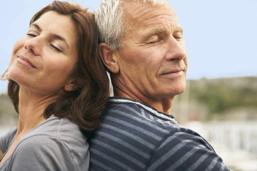 西方人,中年人,脸,头,脸颊,两个人,家庭,夫妻,坐,闭眼,笑,微笑,横图,室外,特写,白天,侧面,爱情,安全,草地,草坪,植物,道路,路,欧洲,欧洲人,阴影,服装,光线,影子,云,云朵,小路,交通,浪漫,云彩,依靠,休闲装,肩膀,草,树,树木,衣服,蓝色,绿色,白云,蓝天,天空,阳光,自然,天,倚靠,背靠背,休闲,温暖,温馨,一家人,休闲服,恩爱,背对背,恋人,服饰,生长,晴朗,成长,和睦,信任,男人,男性,女人,女性,中年男性,中年女性,白种人,头部,脸部,脸蛋,面部,夫妇,情侣,晴空,闭眼睛,闭着眼,闭着眼睛,坐着,半身,彩图,伴侣,融洽