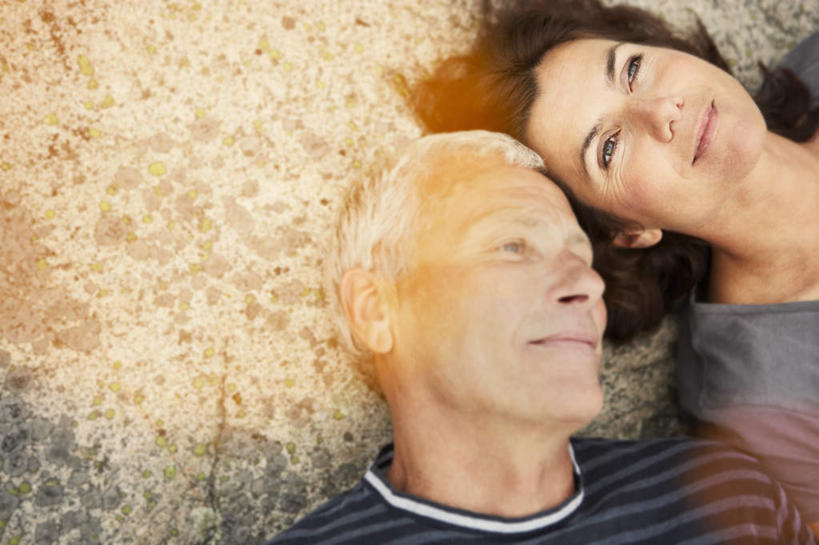 西方人,中年人,两个人,家庭,夫妻,躺,笑,微笑,横图,俯视,室外,白天,爱情,石头,欧洲,欧洲人,阴影,条纹,服装,光线,纹路,石子,纹理,影子,浪漫,注视,休闲装,衣服,灰色,阳光,观察,看,休闲,温暖,温馨,一家人,休闲服,恩爱,恋人,服饰,观看,和睦,察看,关注,肌理,卧着,男人,男性,女人,女性,中年男性,中年女性,白种人,夫妇,情侣,石块,岩石,躺着,卧,半身,彩图,高角度拍摄,眩光,伴侣,融洽