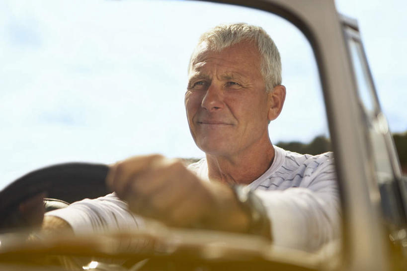 西方人,一个人,坐,笑,微笑,横图,室外,白天,正面,机器,仪器,树林,植物,汽车,欧洲,欧洲人,仅一个男性,仅一个人,一辆,握,阴影,服装,朦胧,模糊,光线,影子,云,云朵,跑车,云彩,注视,休闲装,设备,车,树,树木,衣服,蓝色,绿色,白云,蓝天,天空,阳光,自然,方向盘,交通工具,天,观察,驾驶,看,行驶,仅一个老年男性,休闲,休闲服,握着,服饰,生长,晴朗,成长,观看,控制,察看,关注,载具,敞篷跑车,老年男性,男人,男性,白种人,晴空,坐着,半身,彩图