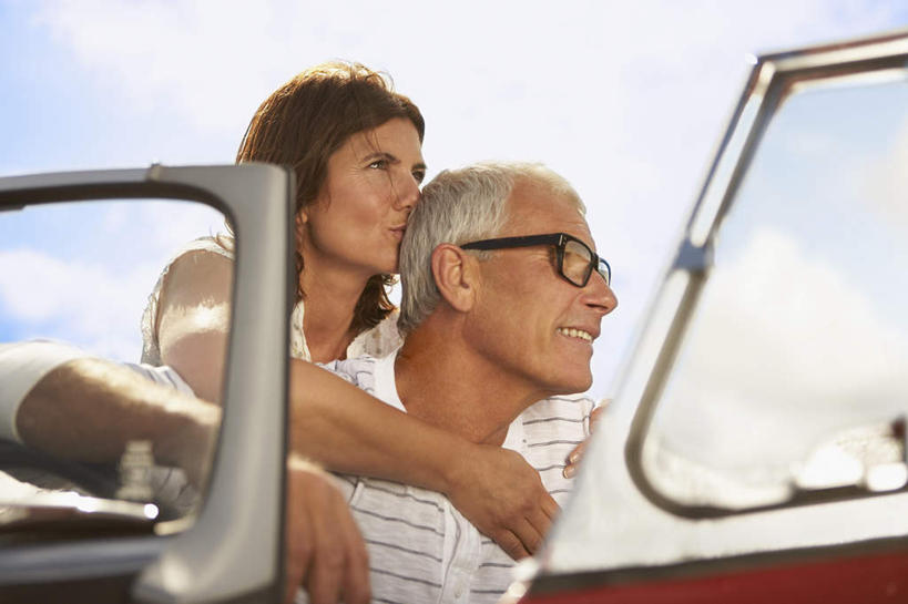 西方人,中年人,背,两个人,家庭,夫妻,坐,抱,笑,微笑,露齿笑,横图,室外,白天,仰视,爱情,窗户,道路,路,汽车,欧洲,欧洲人,一辆,停靠,阴影,条纹,服装,光线,眼镜,影子,云,云朵,小路,交通,跑车,浪漫,云彩,注视,休闲装,玻璃窗,车,衣服,蓝色,白云,蓝天,天空,阳光,车窗,交通工具,天,背着,观察,看,休闲,温暖,温馨,一家人,休闲服,恩爱,恋人,服饰,晴朗,抱着,观看,和睦,察看,搂着,关注,载具,敞篷跑车,近视眼镜,背负,男人,男性,女人,女性,中年男性,中年女性,白种人,夫妇,情侣,晴空,搂,坐着,半身,彩图,低角度拍摄,伴侣,融洽