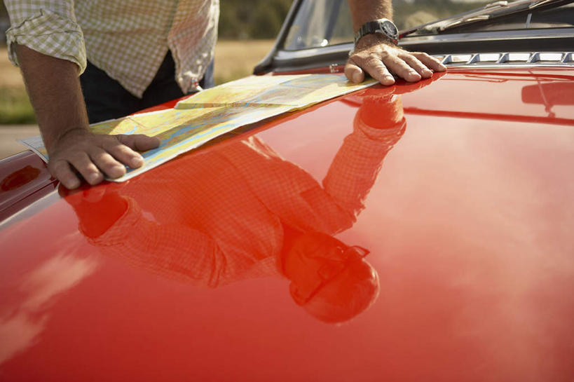 西方人,一个人,站,横图,室外,白天,正面,衬衫,草地,草坪,植物,道路,路,公路,汽车,地图,欧洲,欧洲人,仅一个男性,仅一个人,一辆,撑,停靠,阴影,时间,光线,信息,时钟,手表,影子,交通,跑车,计时,方向,车,草,树,树木,红色,绿色,阳光,自然,钟表,交通工具,站着,仅一个老年男性,表,生长,成长,引导,指引,腕表,撑着,载具,敞篷跑车,老年男性,男人,男性,白种人,钟,马路,站立,半身,彩图,衬衣,导航