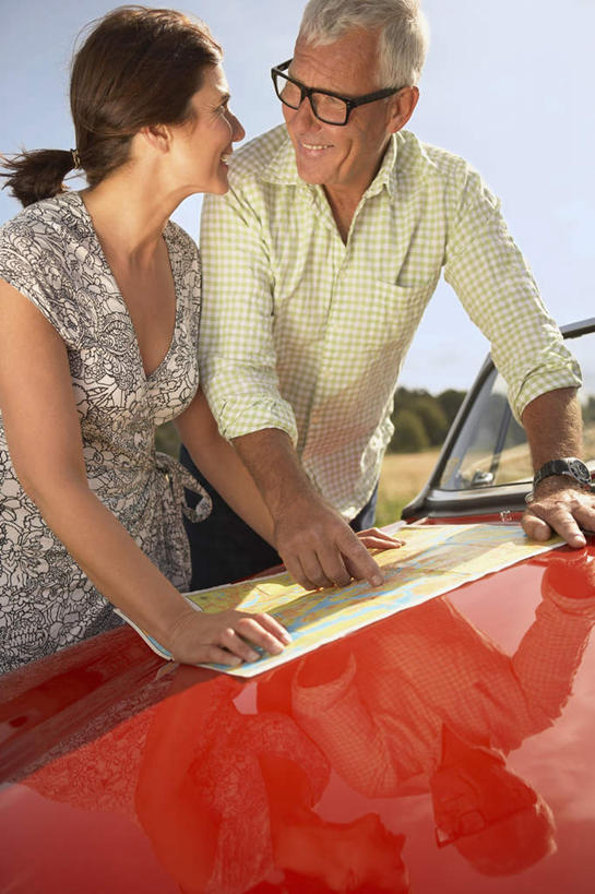 西方人,中年人,两个人,家庭,夫妻,站,笑,微笑,露齿笑,竖图,室外,白天,正面,衬衫,裙子,爱情,道路,路,汽车,地图,欧洲,欧洲人,一辆,停靠,指,阴影,连衣裙,光线,信息,眼镜,影子,云,云朵,小路,交通,跑车,浪漫,云彩,注视,方向,车,红色,蓝色,白云,蓝天,天空,阳光,交通工具,天,观察,看,手势,站着,温暖,温馨,一家人,恩爱,恋人,晴朗,观看,引导,指引,和睦,察看,指向,食指,关注,载具,敞篷跑车,近视眼镜,男人,男性,女人,女性,中年男性,中年女性,白种人,夫妇,情侣,晴空,站立,半身,彩图,衬衣,伴侣,融洽,导航