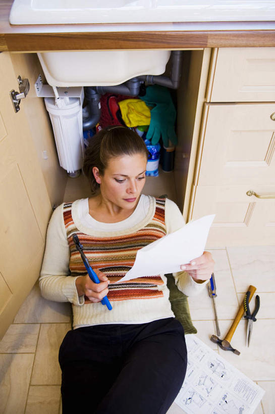 西方人,一个人,机修工,躺,竖图,俯视,室内,白天,柜子,书籍,金属制品,欧洲,欧洲人,仅一个年轻女性,仅一个女性,仅一个人,连接,握,条纹,组合,服装,弯曲,金属,工具,钳子,水槽,拿,拿着,注视,休闲装,加工,管道,水斗,水管,工人,衣服,橱柜,打开,观察,看,休闲,休闲服,握着,服饰,观看,老虎钳,螺丝刀,修理,起子,链接,固定,五金,察看,紧固,开启,关注,拼接,剪断,拼凑,扭转,拼合,凑集,聚合,撮合,链结,牢固,夹持,改锥,卧着,年轻女性,女人,女性,白种人,机械师,机修工人,书,图书,躺着,卧,半身,彩图,高角度拍摄