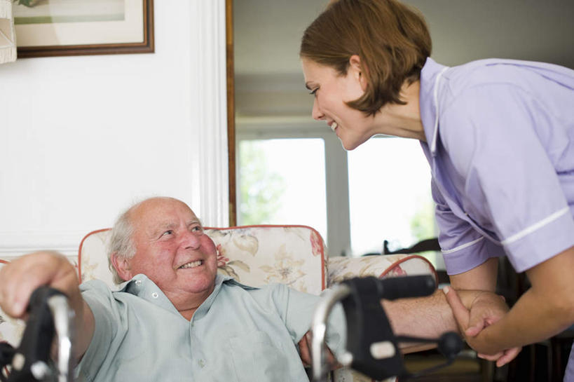 西方人,两个人,病人,护士,站,坐,握手,笑,微笑,露齿笑,横图,室内,白天,正面,工作服,衬衫,制服,窗户,桌子,椅子,相框,欧洲,欧洲人,弯腰,装饰,工具,墙,注视,玻璃窗,墙壁,墙面,观察,看,站着,器械,拐杖,观看,华丽,修饰,手杖,安慰,点缀,察看,白衣天使,关注,病患,医疗器械,弯身,衬托,美观,雅致,雅观,辅助设备,工作制服,疗养院,老年男性,男人,男性,年轻女性,白种人,患者,就医者,装饰画,搀手,拉手,手搀手,手拉手,手牵手,手握手,站立,坐着,半身,彩图,衬衣,工作套服