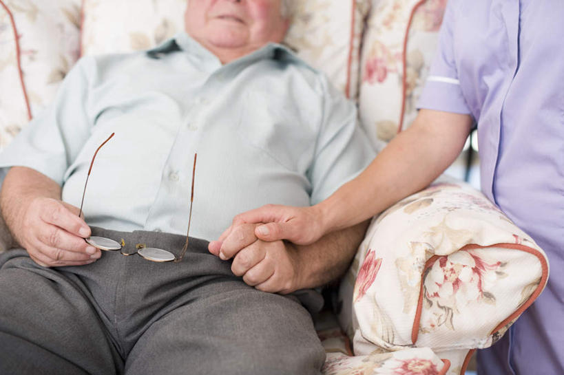 西方人,两个人,病人,护士,站,坐,握手,横图,室内,白天,正面,工作服,衬衫,制服,窗户,桌子,椅子,相框,欧洲,欧洲人,装饰,工具,眼镜,墙,玻璃窗,墙壁,墙面,站着,器械,拐杖,华丽,修饰,手杖,安慰,点缀,白衣天使,病患,医疗器械,近视眼镜,衬托,美观,雅致,雅观,辅助设备,工作制服,疗养院,老年男性,男人,男性,年轻女性,白种人,患者,就医者,装饰画,搀手,拉手,手搀手,手拉手,手牵手,手握手,站立,坐着,半身,彩图,衬衣,工作套服