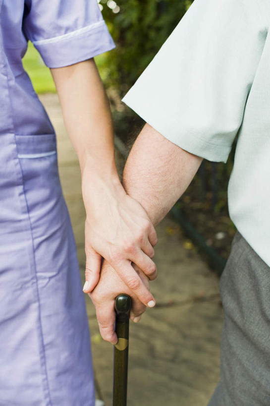 西方人,手,两个人,病人,护士,站,握手,竖图,室外,特写,白天,正面,工作服,衬衫,制服,草地,草坪,植物,道路,路,欧洲,欧洲人,双手,工具,小路,交通,草,树,树木,绿色,紫色,自然,站着,手部,器械,生长,成长,拐杖,手杖,白衣天使,病患,医疗器械,辅助设备,工作制服,老年男性,男人,男性,年轻女性,白种人,患者,就医者,搀手,拉手,手搀手,手拉手,手牵手,手握手,站立,半身,彩图,衬衣,工作套服