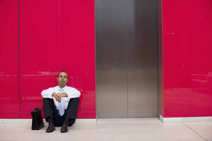 西方人,一个人,商务人士,商务男性,坐,横图,室内,白天,正面,衬衫,电梯,欧洲,欧洲人,仅一个男性,仅一个人,仅一个中年男性,套装,包,公文包,墙,运输工具,注视,墙壁,墙面,红色,观察,看,手放前,升降梯,公事包,观看,等待,察看,关注,商务装,工薪阶层,男人,男性,中年男性,白种人,白领,上班族,屈膝,坐着,彩图,全身,衬衣,升降设备