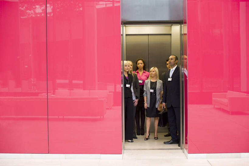 东方人,西方人,商务人士,商务男性,商务女性,站,横图,室内,白天,正面,衬衫,电梯,欧洲,欧洲人,亚洲,套装,墙,运输工具,许多人,注视,黄种人,标识,吊牌,墙壁,墙面,红色,胸牌,观察,看,站着,一群人,升降梯,观看,等待,察看,徽章,关注,商务装,身份,工薪阶层,胸章,胸卡,编号牌,雕刻牌,工号牌,胸号牌,胸徽,员工牌,男人,男性,年轻男性,年轻女性,女人,女性,中年男性,中年女性,白种人,亚洲人,白领,上班族,站立,彩图,全身,衬衣,升降设备