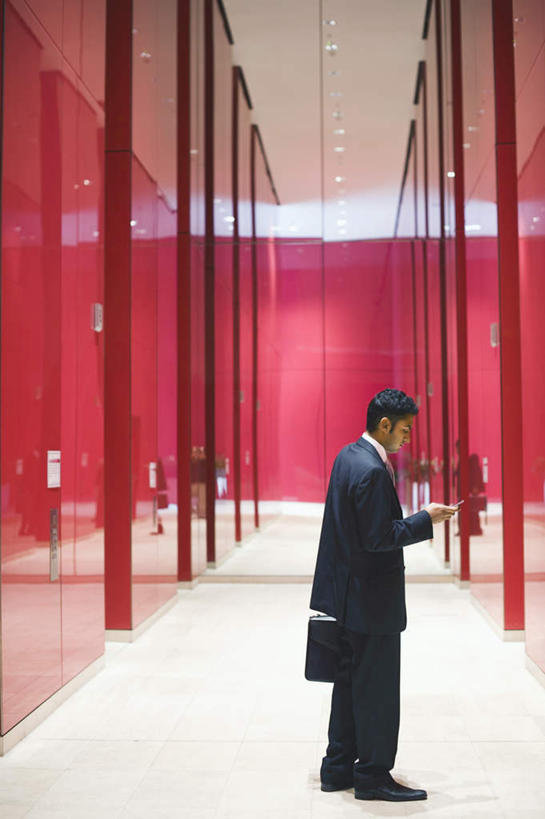 西方人,一个人,商务人士,商务男性,办公室,站,打电话,竖图,室内,白天,侧面,衬衫,电话,手机,欧洲,欧洲人,仅一个男性,仅一个人,握,套装,包,公文包,墙,走道,走廊,过道,地面,拿,拎,拿着,注视,通讯设备,墙壁,墙面,仅一个年轻男性,红色,观察,看,站着,握着,公事包,观看,察看,关注,商务装,工薪阶层,交流,男人,男性,年轻男性,白种人,白领,上班族,沟通,通话,站立,彩图,全身,衬衣,拎着