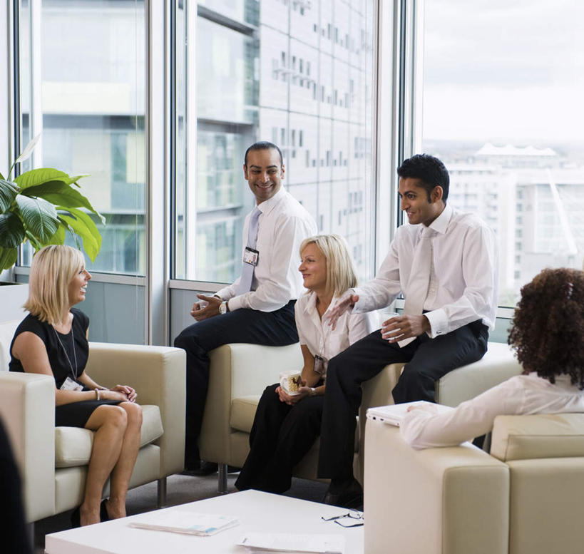 西方人,同事,商务人士,商务男性,商务女性,办公室,高楼大厦,坐,笑,说,微笑,横图,室内,白天,正面,衬衫,讨论,成功,合作,团队,集体,信心,植物,窗户,沙发,桌子,大厦,建筑,摩天大楼,欧洲,欧洲人,亚洲,五个人,套装,开会,会议,木制,盆栽,墙,盆景,地面,许多人,茶几,注视,队伍,玻璃窗,墙壁,墙面,绿色,自然,木制品,观察,看,一群人,生长,成长,观看,察看,领导,成就,关注,商务装,合伙,领袖,布艺沙发,工薪阶层,交流,男人,男性,年轻男性,年轻女性,女人,女性,中年男性,中年女性,白种人,亚洲人,印度人,白领,上班族,沟通,讲话,交谈,商讨,说话,谈话,坐着,半身,彩图,衬衣,大楼,高层建筑,高楼,摩天楼