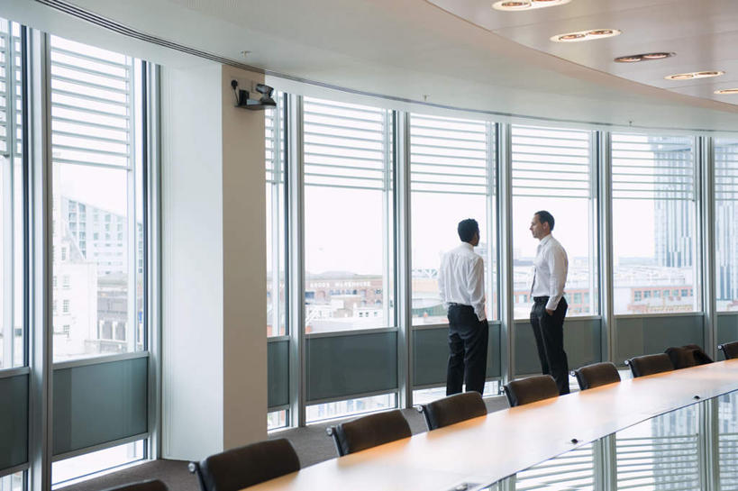 西方人,两个人,同事,商务人士,商务男性,办公室,会议室,站,笑,说,微笑,横图,室内,白天,正面,衬衫,讨论,成功,合作,团队,集体,信心,窗户,天花板,桌子,椅子,照明,欧洲,欧洲人,亚洲,一排,许多,阴影,套装,开会,整齐,会议,反射,影子,办公桌,墙,灯光,注视,队伍,顶灯,玻璃窗,墙壁,墙面,灯,排列,会议椅,灯具,观察,看,站着,观看,办公椅,照亮,察看,领导,双手插袋,照明设备,成就,队列,关注,商务装,手插袋,合伙,领袖,工薪阶层,双手抄兜,双手放兜,商务椅,培训椅,交流,男人,男性,年轻男性,中年男性,白种人,亚洲人,印度人,白领,上班族,插兜,沟通,讲话,交谈,两手抄兜,两手放兜,商讨,手插兜,手放口袋,说话,谈话,站立,半身,彩图,衬衣,手抄兜