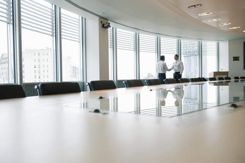 西方人,两个人,同事,商务人士,商务男性,办公室,会议室,站,握手,笑,微笑,横图,室内,白天,正面,衬衫,成功,合作,团队,集体,信心,窗户,天花板,桌子,椅子,照明,欧洲,欧洲人,亚洲,一排,许多,阴影,套装,整齐,反射,影子,办公桌,墙,灯光,注视,队伍,顶灯,玻璃窗,墙壁,墙面,灯,排列,会议椅,灯具,观察,看,站着,观看,办公椅,照亮,察看,领导,双手插袋,照明设备,成就,队列,关注,商务装,手插袋,合伙,领袖,工薪阶层,双手抄兜,双手放兜,商务椅,培训椅,男人,男性,年轻男性,中年男性,白种人,亚洲人,印度人,白领,上班族,插兜,搀手,拉手,两手抄兜,两手放兜,手插兜,手搀手,手放口袋,手拉手,手牵手,手握手,站立,半身,彩图,衬衣,手抄兜