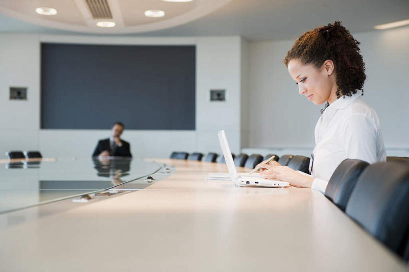 西方人,两个人,商务人士,商务男性,商务女性,办公室,会议室,坐,横图,室内,白天,正面,衬衫,电脑,笔记本电脑,显示器,天花板,桌子,椅子,照明,欧洲,欧洲人,敲打,握,写字,套装,网络,笔,材料,档案,屏幕,文件,办公桌,灯光,办公用品,拿,拿着,注视,输入,通讯设备,显示屏,顶灯,水笔,灯,文具,会议椅,学习用品,资料,灯具,打字,观察,看,握着,观看,点击,敲击,办公椅,文具用品,照亮,察看,无线,书写,照明设备,关注,文档,通信设备,商务装,无线网络,无线上网,便携式电脑,工薪阶层,输出设备,商务椅,培训椅,按键,手提电脑,男人,男性,年轻女性,女人,女性,中年男性,白种人,白领,上班族,坐着,半身,彩图,衬衣