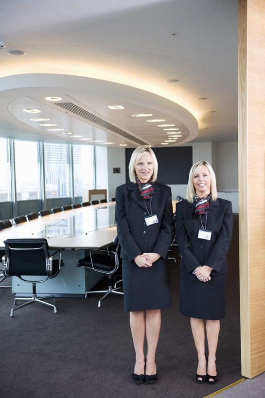 西方人,两个人,同事,商务人士,商务女性,办公室,会议室,站,笑,微笑,竖图,室内,白天,正面,成功,合作,团队,集体,信心,窗户,天花板,桌面,桌子,椅子,照明,欧洲,欧洲人,套装,办公桌,灯光,注视,标识,吊牌,队伍,顶灯,玻璃窗,灯,会议椅,胸牌,灯具,观察,看,手放前,站着,观看,办公椅,照亮,察看,徽章,领导,照明设备,成就,关注,商务装,身份,合伙,领袖,工薪阶层,胸章,胸卡,商务椅,培训椅,编号牌,雕刻牌,工号牌,胸号牌,胸徽,员工牌,女人,女性,中年女性,白种人,白领,上班族,站立,彩图,全身