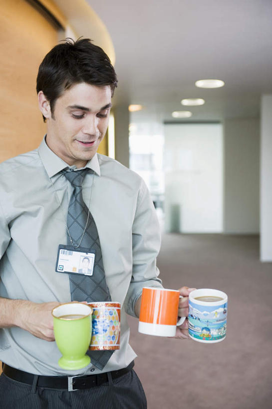 西方人,一个人,商务人士,商务男性,办公室,站,笑,微笑,露齿笑,竖图,彩色,室内,白天,正面,衬衫,天花板,杯子,照明,欧洲,欧洲人,仅一个男性,仅一个人,握,套装,瓷器,走道,走廊,过道,灯光,咖啡杯,陶瓷制品,地面,拿,拿着,注视,标识,吊牌,顶灯,灯,仅一个年轻男性,胸牌,灯具,观察,看,站着,四个,握着,观看,照亮,察看,徽章,照明设备,关注,瓷杯,商务装,身份,工薪阶层,胸章,胸卡,编号牌,雕刻牌,工号牌,胸号牌,胸徽,员工牌,男人,男性,年轻男性,白种人,白领,上班族,站立,半身,彩图,衬衣