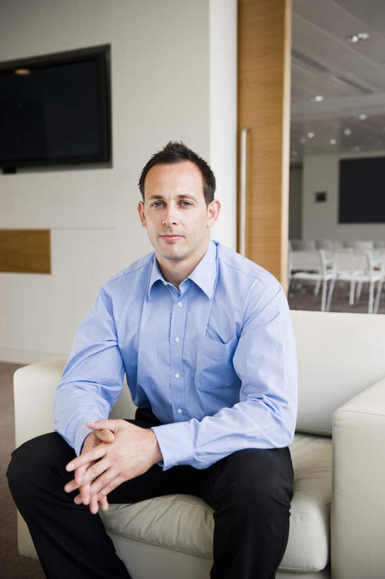 西方人,一个人,商务人士,商务男性,办公室,坐,双手交叉,竖图,室内,白天,正面,衬衫,沙发,欧洲,欧洲人,仅一个男性,仅一个人,仅一个中年男性,套装,墙,注视,墙壁,墙面,观察,看,观看,察看,关注,商务装,工薪阶层,男人,男性,中年男性,白种人,白领,上班族,十字手,坐着,半身,彩图,衬衣,皮沙发