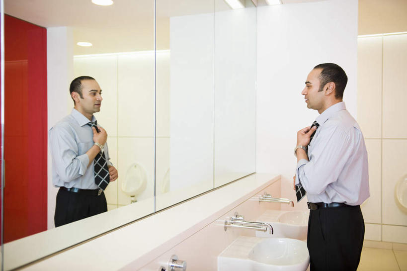 西方人,一个人,商务人士,商务男性,站,横图,室内,白天,侧面,衬衫,镜子,天花板,卫生间,洗手间,照明,欧洲,欧洲人,仅一个男性,仅一个人,仅一个中年男性,握,套装,水槽,水龙头,灯光,注视,水斗,顶灯,开关,灯,灯具,打开,观察,看,站着,握着,观看,整理,照亮,阀门,镜像,察看,开启,镜面,照明设备,关注,商务装,工薪阶层,水咀,男人,男性,中年男性,白种人,白领,上班族,厕所,站立,半身,彩图,衬衣