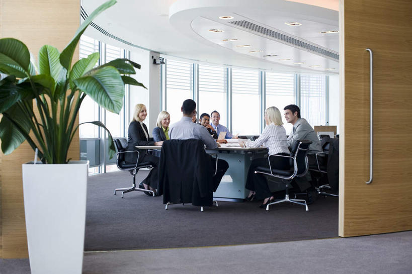 东方人,西方人,同事,商务人士,商务男性,商务女性,办公室,坐,笑,说,微笑,横图,室内,白天,正面,衬衫,讨论,成功,合作,团队,集体,信心,植物,门,天花板,桌子,椅子,照明,欧洲,欧洲人,亚洲,套装,开会,会议,盆栽,办公桌,灯光,盆景,地面,许多人,注视,黄种人,队伍,顶灯,灯,绿色,自然,把手,会议椅,门把手,灯具,门框,观察,看,一群人,生长,成长,观看,门把,办公椅,照亮,察看,领导,照明设备,成就,关注,商务装,合伙,领袖,工薪阶层,商务椅,培训椅,交流,男人,男性,年轻女性,女人,女性,中年男性,白种人,亚洲人,白领,上班族,沟通,讲话,交谈,拉手,商讨,说话,谈话,坐着,彩图,全身,衬衣