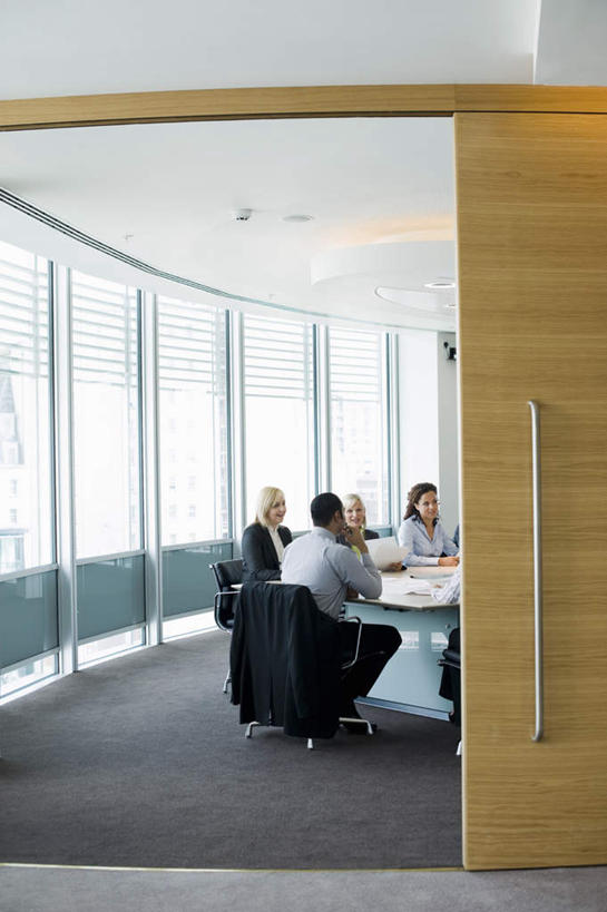 东方人,西方人,四个人,同事,商务人士,商务男性,商务女性,办公室,坐,笑,说,微笑,竖图,室内,白天,正面,衬衫,讨论,成功,合作,团队,集体,信心,门,天花板,桌子,椅子,照明,欧洲,欧洲人,亚洲,套装,开会,会议,办公桌,灯光,地面,注视,黄种人,队伍,顶灯,灯,把手,会议椅,门把手,灯具,门框,观察,看,观看,门把,办公椅,照亮,察看,领导,照明设备,成就,关注,商务装,合伙,领袖,工薪阶层,商务椅,培训椅,交流,男人,男性,年轻女性,女人,女性,中年男性,白种人,亚洲人,白领,上班族,沟通,讲话,交谈,拉手,商讨,说话,谈话,坐着,半身,彩图,衬衣